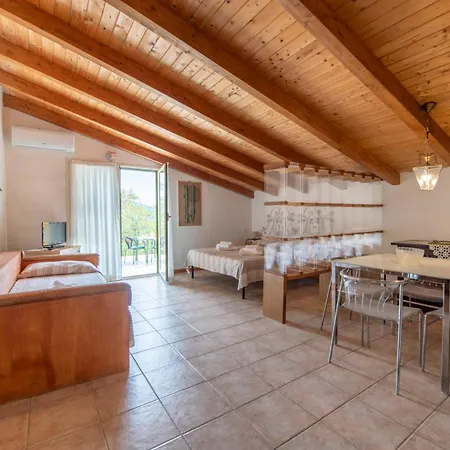 Апартаменты 211b - Acacia, Terrazza Giardino E Piscina Карро